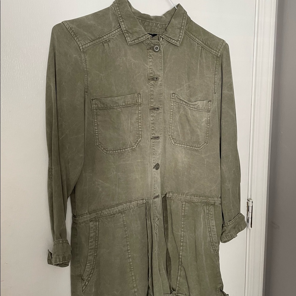 AMERICAN EAGLE- ARMY GREEN BUTTON UP ROMPER WITH POCKETS 💚 super comfy and cute
